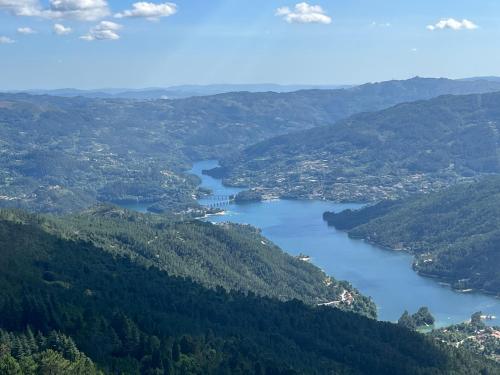 uitzicht op een meer in een vallei bij Casa de Casarelhos - Gerês - Estúdio com AC e AL com lareira in Geres