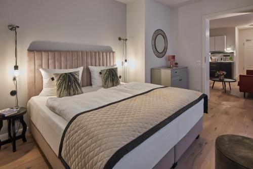 um quarto com uma cama grande num quarto em VIA`s Appartements und Ferienwohnungen em Görlitz