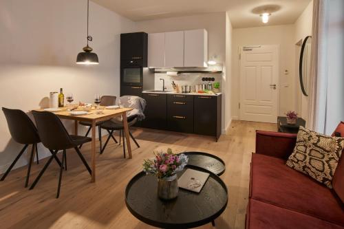 uma sala de estar com uma mesa e uma cozinha em VIA`s Appartements und Ferienwohnungen em Görlitz