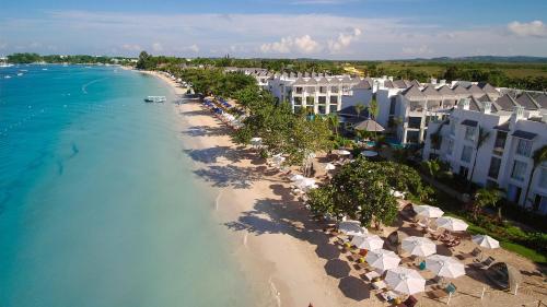 - une vue aérienne sur une plage avec des parasols et des bâtiments dans l'établissement Azul Beach Resort Negril, Gourmet All Inclusive by Karisma, à Negril