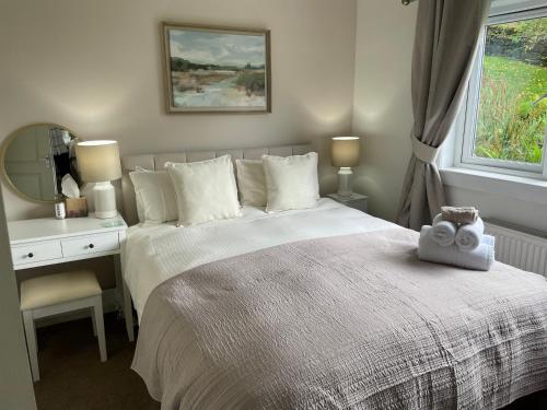 Castlecroft Bed and Breakfast في ستيرلينغ: غرفة نوم بسرير ومكتب ونافذة