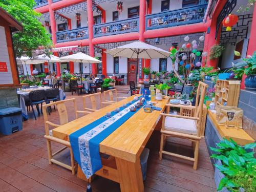 Um restaurante ou outro lugar para comer em Wenjun Courtyard Hotel---3mins walk from Tonghuimen metro station ,Located in city center, English-speaking staff ,Tour service