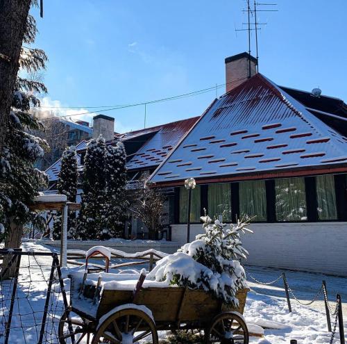 une voiturette recouverte de neige devant un bâtiment dans l'établissement Breza Hotel Borovets, à Borovets