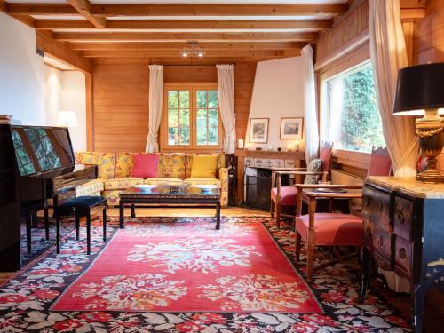 sala de estar con sofá y piano en Chalet Chalet Le Haut Pré by Interhome, en Villars-sur-Ollon