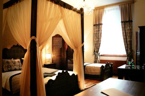 Uma cama ou camas num quarto em İsa Begov Hamam Hotel