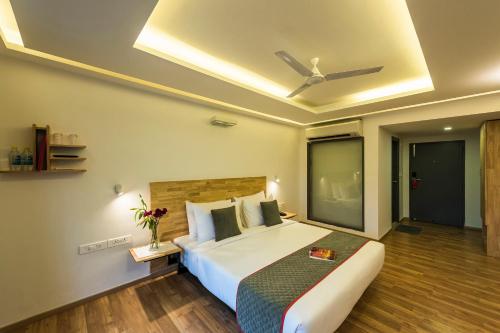 Cama ou camas em um quarto em Super Townhouse MG Road,Bangalore