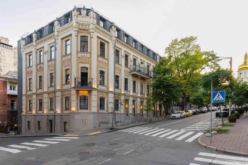 un gran edificio al lado de una calle en Sophia Hotel Kyiv, en Kiev