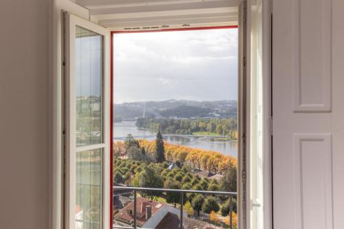 une fenêtre avec vue sur la rivière dans l'établissement Casas da Couraça, à Coimbra