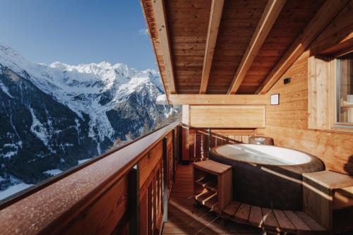 bagno con vasca e vista sulle montagne. di Chalet Henne- Hochgruberhof a Selva dei Molini