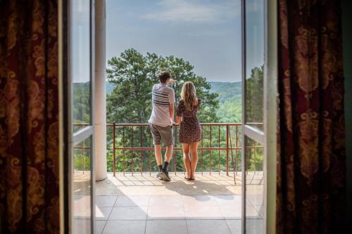 een man en een vrouw die uit een raam kijken bij 1886 Crescent Hotel and Spa in Eureka Springs