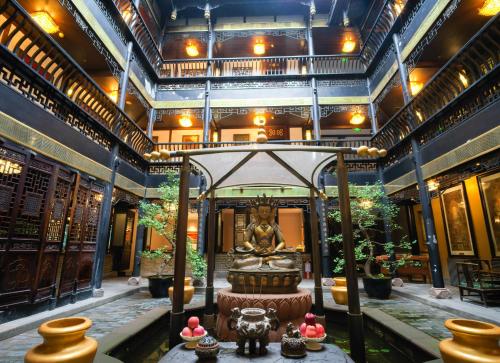 un tempio con una statua al centro di un edificio di Buddha Zen Hotel a Chengdu