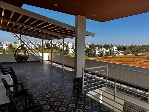 balcone con sedie e vista sulla città di DEEYA Guest House - A Luxury Home Stay a Mysore