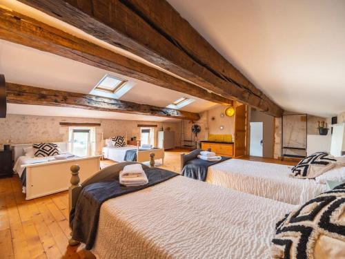 um quarto com três camas num quarto em LE GRAND FRANC gite cosy proche tous commerces em Tonnay-Charente