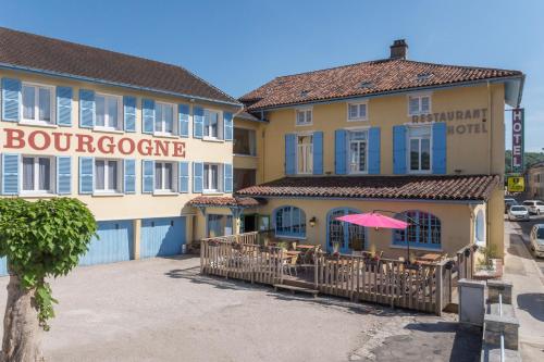 un edificio con un café frente a él en Hotel Le Bourgogne, en Cuiseaux