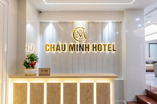 um átrio de hotel com uma placa de chakra mimini na parede em CM Hotel & Apartment em Hai Phong