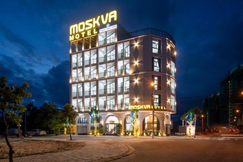 Moskva Motel & Apartment Danang في دا نانغ: فندق فيه لافته فوق مبنى