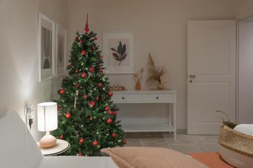 Un árbol de Navidad está en una sala de estar con en Palazzo Marzionna, en Polignano a Mare