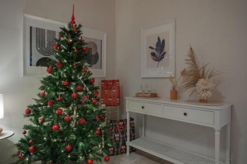 un árbol de Navidad en una sala de estar con chimenea en Palazzo Marzionna, en Polignano a Mare