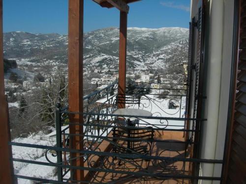 uma varanda com vista para uma montanha em Lithos Villas Kalavryta em Kalavrita