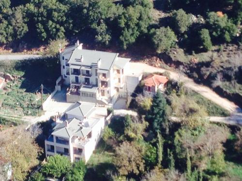 uma vista aérea de uma grande casa numa colina em Lithos Villas Kalavryta em Kalavrita