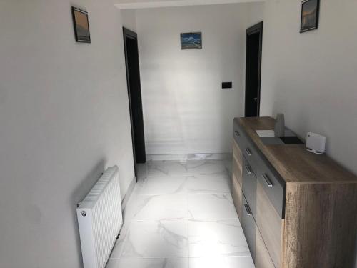 een kamer met een houten dressoir en een radiator bij Apartman M&D in Neum