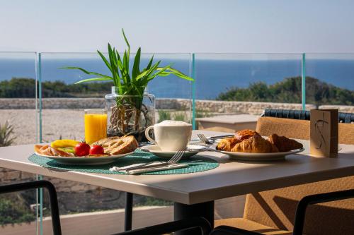 een tafel met twee borden eten en een kop koffie bij Santateresa in Bonifacio