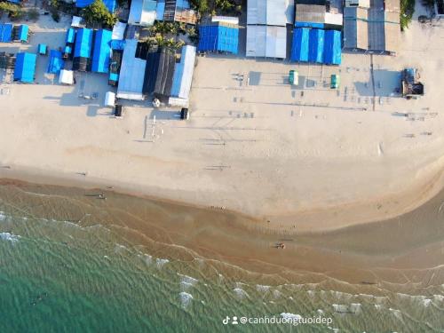 una vista aérea de una playa con contenedores azules en Hoang Ngoc Motel, en Lang Co