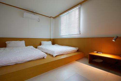 Tempat tidur dalam kamar di SloCruise