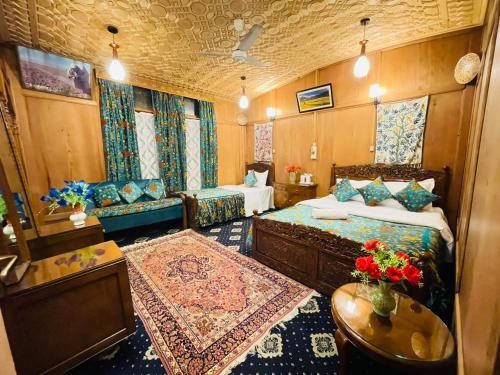 een hotelkamer met een bed en een tafel en stoelen bij The Smith Palace Group Of HouseBoats in Srinagar