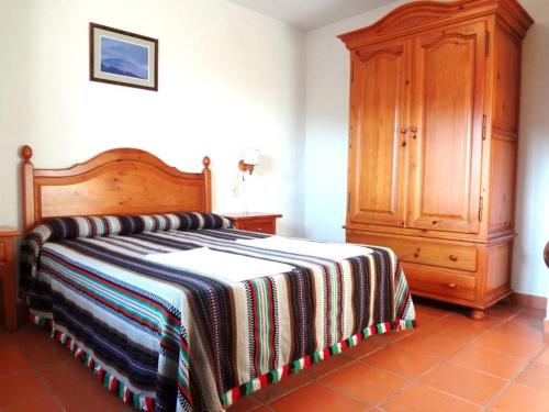 Giường trong phòng chung tại Apartamentos Rurales Poqueira