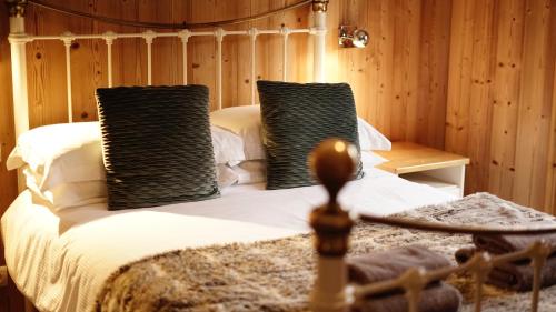 een slaapkamer met een bed met 2 kussens erop bij Slemish Apartment in Morzine