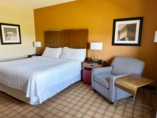 เตียงในห้องที่ Four Points by Sheraton Edmonton Gateway