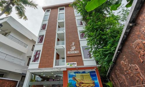 un hôtel dans la ville de jaipur dans l'établissement Treebo JP Residency, à Trivandrum