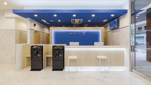 名古屋Toyoko Inn Nagoya-eki Sakuradori-guchi Shinkan的大堂内有两台汽水机的商店