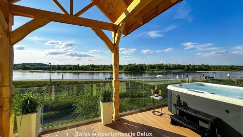 uma vista do deque de uma casa com piscina em Bulwar Residence & Wellness em Kazimierz Dolny