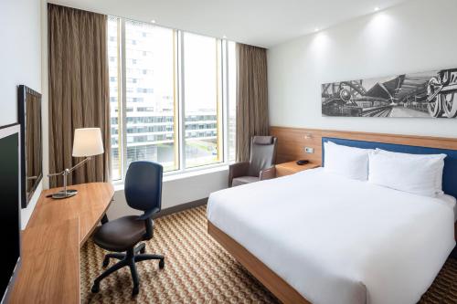 Ліжко або ліжка в номері Hampton by Hilton Amsterdam Airport Schiphol