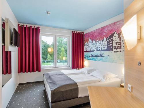 Un pat sau paturi într-o cameră la B&B Hotel Lüneburg