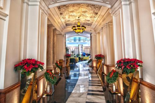 een hal van een gebouw met potrode bloemen bij Aria Hotel Budapest by Library Hotel Collection in Boedapest