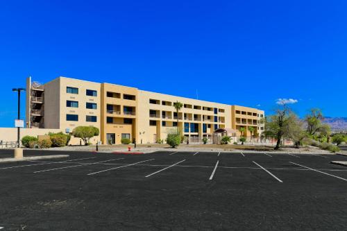 um parque de estacionamento vazio em frente a um edifício em Studio 6 Suites Lake Havasu City AZ em Lake Havasu City