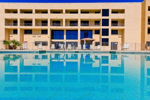 uma piscina em frente a um edifício em Studio 6 Suites Lake Havasu City AZ em Lake Havasu City