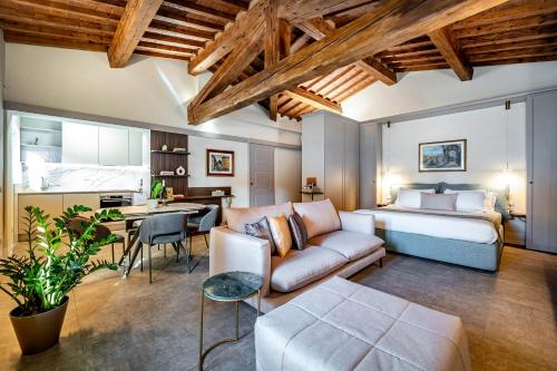 uma sala de estar com um sofá e uma cama em Dimora Collection - Le Torri - Boutique Luxury Suites - Adults Only em Florença