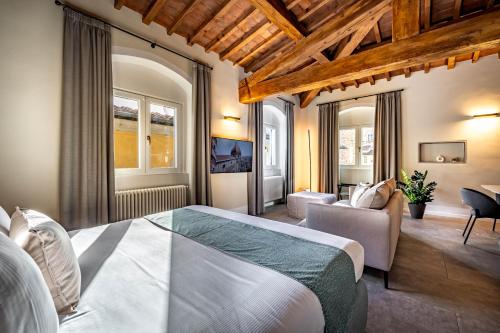 um quarto com uma cama grande e uma sala de estar em Dimora Collection - Le Torri - Boutique Luxury Suites - Adults Only em Florença