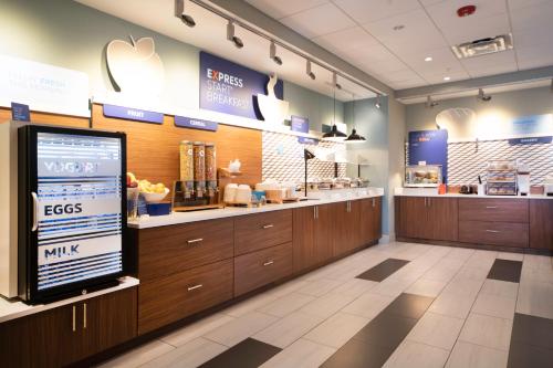 Η κουζίνα ή μικρή κουζίνα στο Holiday Inn Express & Suites - Florence - Cincinnati Airport, an IHG Hotel