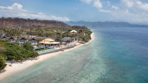 - une vue aérienne sur une plage avec des maisons et l'océan dans l'établissement Kardia Resort Gili Trawangan A Pramana Experience, à Gili Trawangan