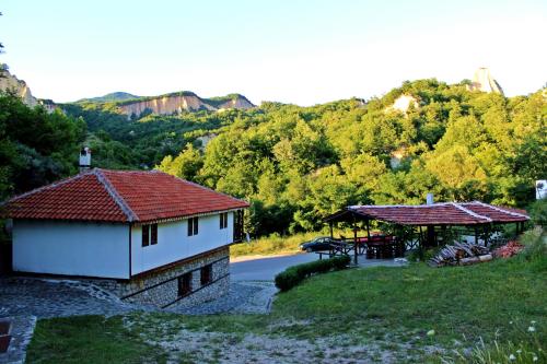 ein Haus und ein Pavillon neben einer Straße in der Unterkunft Melnik Pyramids Guesthouse in Zlatkov Chiflik