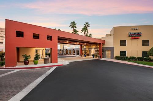 ein leerer Parkplatz vor einem Gebäude in der Unterkunft Fairfield Inn and Suites by Marriott San Jose Airport in San Jose