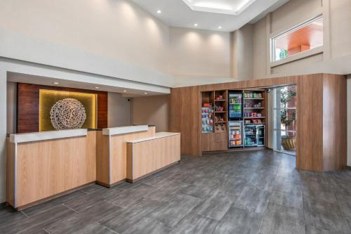 eine Lobby eines Ladens mit Holzvertäfelung in der Unterkunft Fairfield Inn and Suites by Marriott San Jose Airport in San Jose