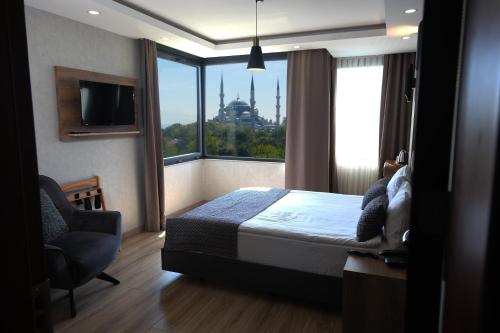 una camera con letto e finestra con vista di World Heritage Center Hotel a Istanbul