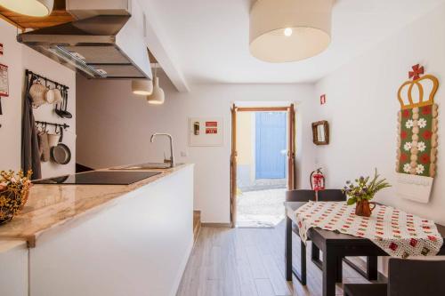 A kitchen or kitchenette at Albergue do Infante