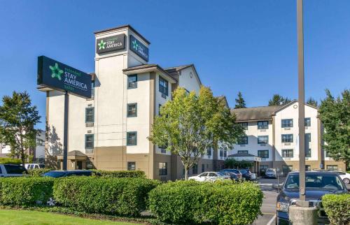 リンウッドにあるExtended Stay America Suites - Seattle - Lynnwoodの駐車場前看板のある建物